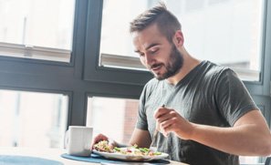 Patient in Kent eating after removing Invisalign trays